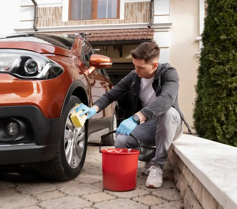 Lavage auto à domicile Ouillon : professionnel intervenant sur un véhicule